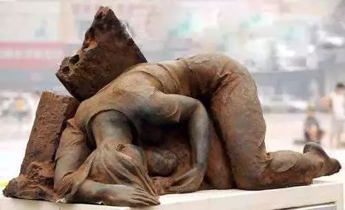 河南暴雨，她把女兒高高舉起：如果你還活著，一定要記得我愛你！